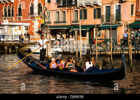 Groupe de touristes profitant d'un voyage en gondole sur le Grand Canal, Venise, Vénétie, Italie. Banque D'Images