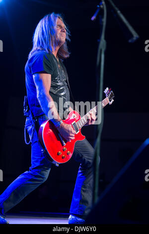 Lincoln, en Californie, aux États-Unis. 29 novembre 2013. Charlie Huhn de Foghat effectue à Thunder Valley Casino Resort de Lincoln, en Californie le 29 novembre 2013 Crédit : Randy Miramontez/Alamy Live News Banque D'Images