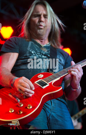 Lincoln, en Californie, aux États-Unis. 29 novembre 2013. Charlie Huhn de Foghat effectue à Thunder Valley Casino Resort de Lincoln, en Californie le 29 novembre 2013 Crédit : Randy Miramontez/Alamy Live News Banque D'Images