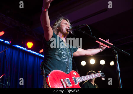 Lincoln, en Californie, aux États-Unis. 29 novembre 2013. Charlie Huhn de Foghat effectue à Thunder Valley Casino Resort de Lincoln, en Californie le 29 novembre 2013 Crédit : Randy Miramontez/Alamy Live News Banque D'Images