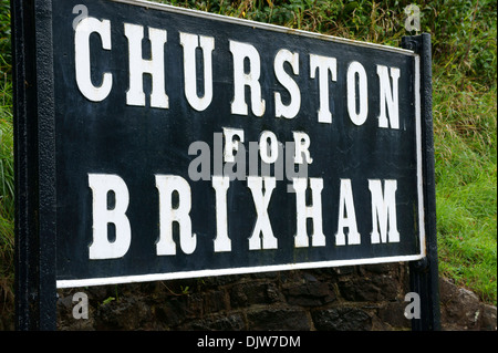 'Churston Pour Brixham' signe à Churston Gare, Devon, Angleterre. Banque D'Images