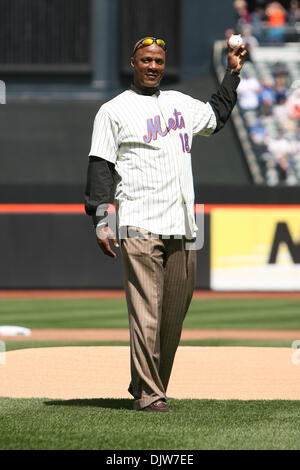 5 avril 2010 - Flushing, New York, États-Unis - 05 Avril 2010 : New York Mets légende Darryl Strawberry lance la première balle lors de l'ouverture des cérémonies du Jour du souvenir au Citi Field à Flushing, New York. Les Mets de New York a gagné 7-1 sur le Florida Marlins. Crédit obligatoire . : Alan Maglaque / Southcreek Global (Image Crédit : © Southcreek/ZUMApress.com) mondial Banque D'Images