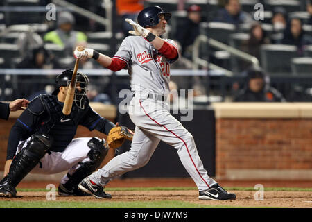 9 avril 2010 - Flushing, New York, États-Unis - 09 Avril 2010 : Washington Nationals le deuxième but Adam Kennedy hits un ballon à Citi Field à Flushing, New York. Les Mets de New York a défait les Nationals de Washington 8-2. Crédit obligatoire . : Alan Maglaque / Southcreek Global (Image Crédit : © Southcreek/ZUMApress.com) mondial Banque D'Images