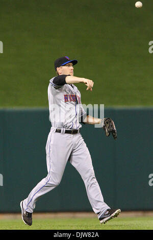 Le voltigeur des Mets de New York, Jason Bay (44) jette une balle dans d'arrêter un joueur Cardinal de procéder vers seconde lors de match contre l'égalité Cardinals de Saint-Louis à Busch Stadium à Saint Louis, Missouri. Le jeu serait 20 manches, avec les mets victoire 2-1. (Crédit Image : © David Welker/ZUMApress.com) Southcreek/mondial Banque D'Images