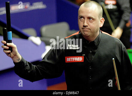 SHEFFIELD, ANGLETERRE - 19 avril : Mark Williams de galles célèbre après avoir remporté son match contre Marcus Campbell de l'Écosse, au cours de la 1re ronde de la Championnats du monde de snooker Betfred au théâtre Crucible à Sheffield, en Angleterre. (Crédit Image : © Michael Cullen/ZUMApress.com) Southcreek/mondial Banque D'Images