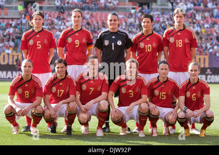 22 Mai 2010 : Le onze de départ de l'Allemagne jusqu'à l'équipe nationale des femmes des États-Unis contre l'Allemagne de football match amical joué au stade Cleveland Browns de Cleveland, Ohio. Front Row photo Inka Grings (8), Ariane Hingst (17), Melanie Behringer (7), Saskia Philippe Pons (3), Sonja Fuss (15) et Simone Laudehr (6). Rangée arrière Annike Krahn (5), Birgit Prinz (9), Nadine Ang Banque D'Images