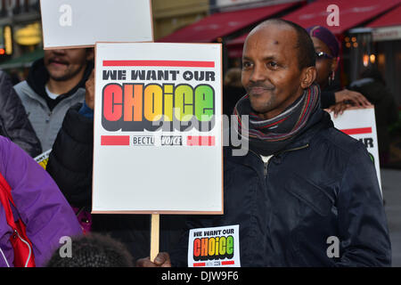 Londres, Royaume-Uni. Le 30 novembre 2013. La voix de journaux et BECTU protester contre le siège de la Radio Mondiale après avoir chuté Choice FM. 30 Nov 2013 ,. Photo par voir Li/Alamy Live News Banque D'Images