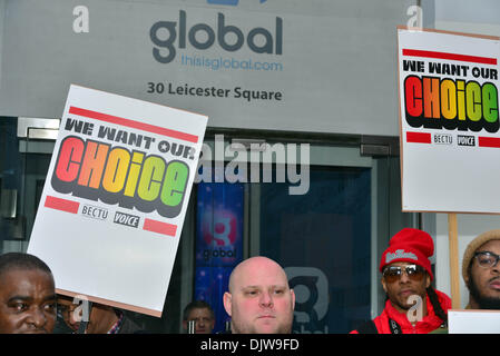 Londres, Royaume-Uni. Le 30 novembre 2013. La voix de journaux et BECTU protester contre le siège de la Radio Mondiale après avoir chuté Choice FM. 30 Nov 2013 ,. Photo par voir Li/Alamy Live News Banque D'Images