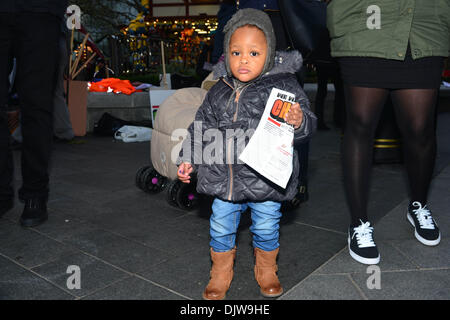 Londres, Royaume-Uni. Le 30 novembre 2013. La voix de journaux et BECTU protester contre le siège de la Radio Mondiale après avoir chuté Choice FM. 30 Nov 2013 ,. Photo par voir Li/Alamy Live News Banque D'Images