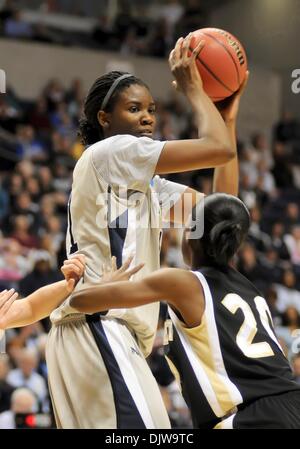 23 mars 2010 - Cincinnati, Ohio, États-Unis d'Amérique - Xavier's Orange avant Harris (11) obtient une pression importante de la Vanderbilt's guard Jessica Mooney (20). Xavier et Vanderbilt à égalité 27-27 dans la première moitié de l'Cintas Centre de Cincinnati, Ohio. (Crédit Image : © Scott Davis/ZUMApress.com) Southcreek/mondial Banque D'Images
