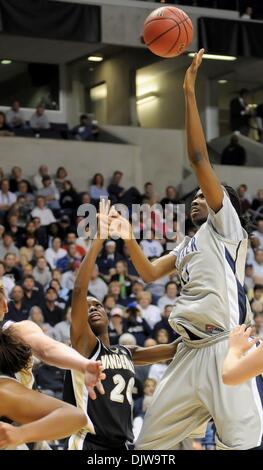 23 mars 2010 - Cincinnati, Ohio, États-Unis d'Amérique - Xavier's Orange avant Harris (11) tire sur la garde de Vanderbilt Jessica Mooney (20) pour deux de ses huit point's au premier semestre. Xavier et Vanderbilt à égalité 27-27 dans la première moitié de l'Cintas Centre de Cincinnati, Ohio. (Crédit Image : © Scott Davis/ZUMApress.com) Southcreek/mondial Banque D'Images