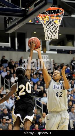 23 mars 2010 - Cincinnati, Ohio, États-Unis d'Amérique - Vanderbilt's guard Jessica Mooney (20) rejette l'avant Xavier Phillips (42 avril). Xavier bat 63-62 Vanderbilt à l'Cintas Centre de Cincinnati, Ohio. (Crédit Image : © Scott Davis/ZUMApress.com) Southcreek/mondial Banque D'Images