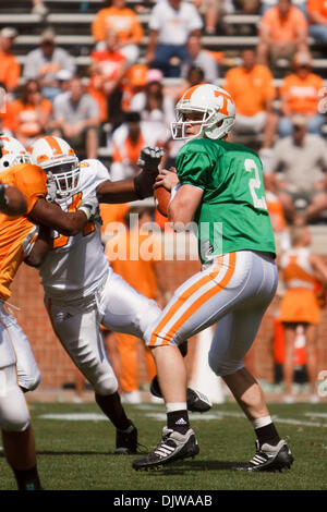 17 avril 2010 - Knoxville, Tennessee, États-Unis - 17 Avril 2010 : Quarterback Matt Simms(2) revient à passer pour la défense blanc applique la pression dans l'Orange et Blanc match au Stade de Neyland à Knoxville, Tennessee. L'équipe a battu le Blanc Orange 16-7...crédit obligatoire : Mitch Jones / Southcreek Global (Image Crédit : © Southcreek/ZUMApress.com) mondial Banque D'Images