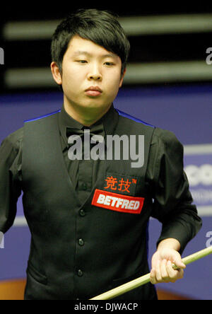 18 avril 2010 - 18 Avril 2010 : Anda Zhang de Chine en action une fois de plus Stephen Hendry de l'Écosse, au cours de la 1re manche du Championnat du monde de snooker Betfred au théâtre Crucible, Sheffield, Angleterre. .Anda Zhang perdu à Stephen Hendry 9-10. (Crédit Image : © Global/ZUMApress.com) Southcreek Banque D'Images