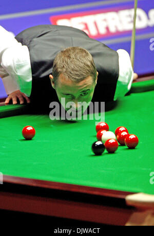 18 avril 2010 - 18 Avril 2010 : Stephen Hendry de l'Écosse en action une fois de Anda Zhang de Chine, durant le 1er tour du championnat du monde de snooker Betfred au théâtre Crucible, Sheffield, Angleterre. .Stephen Hendry a ensuite gagné 10-9 sur Anda Zhang (crédit Image : © Global/ZUMApress.com) Southcreek Banque D'Images