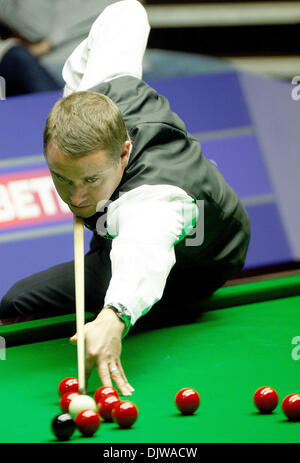 18 avril 2010 - 18 Avril 2010 : Stephen Hendry de l'Écosse en action une fois de Anda Zhang de Chine, durant le 1er tour du championnat du monde de snooker Betfred au théâtre Crucible, Sheffield, Angleterre. .Stephen Hendry a ensuite gagné 10-9 sur Anda Zhang (crédit Image : © Global/ZUMApress.com) Southcreek Banque D'Images