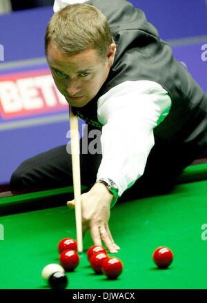 18 avril 2010 - 18 Avril 2010 : Stephen Hendry de l'Écosse en action une fois de Anda Zhang de Chine, durant le 1er tour du championnat du monde de snooker Betfred au théâtre Crucible, Sheffield, Angleterre. .Stephen Hendry a ensuite gagné 10-9 sur Anda Zhang (crédit Image : © Global/ZUMApress.com) Southcreek Banque D'Images