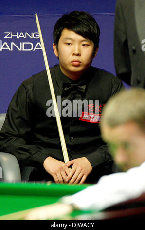 18 avril 2010 - 18 Avril 2010 : Anda Zhang de Chine en action une fois de plus Stephen Hendry de l'Écosse, au cours de la 1re manche du Championnat du monde de snooker Betfred au théâtre Crucible, Sheffield, Angleterre. .Anda Zhang perdu à Stephen Hendry 9-10. (Crédit Image : © Global/ZUMApress.com) Southcreek Banque D'Images