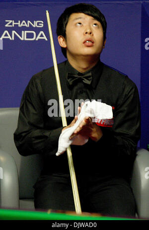 18 avril 2010 - 18 Avril 2010 : Anda Zhang de Chine en action une fois de plus Stephen Hendry de l'Écosse, au cours de la 1re manche du Championnat du monde de snooker Betfred au théâtre Crucible, Sheffield, Angleterre. .Anda Zhang perdu à Stephen Hendry 9-10. (Crédit Image : © Global/ZUMApress.com) Southcreek Banque D'Images