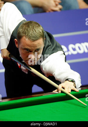 18 avril 2010 - 18 Avril 2010 : Stephen Hendry de l'Écosse en action une fois de Anda Zhang de Chine, durant le 1er tour du championnat du monde de snooker Betfred au théâtre Crucible, Sheffield, Angleterre. .Stephen Hendry a ensuite gagné 10-9 sur Anda Zhang (crédit Image : © Global/ZUMApress.com) Southcreek Banque D'Images