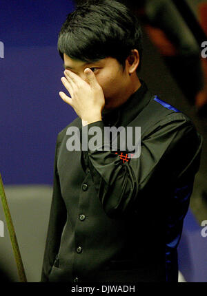 18 avril 2010 - 18 Avril 2010 : Anda Zhang de Chine en action une fois de plus Stephen Hendry de l'Écosse, au cours de la 1re manche du Championnat du monde de snooker Betfred au théâtre Crucible, Sheffield, Angleterre. .Anda Zhang perdu à Stephen Hendry 9-10. (Crédit Image : © Global/ZUMApress.com) Southcreek Banque D'Images