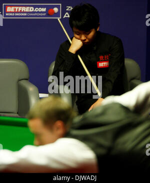 18 avril 2010 - 18 Avril 2010 : Anda Zhang de Chine en action une fois de plus Stephen Hendry de l'Écosse, au cours de la 1re manche du Championnat du monde de snooker Betfred au théâtre Crucible, Sheffield, Angleterre. .Anda Zhang perdu à Stephen Hendry 9-10. (Crédit Image : © Global/ZUMApress.com) Southcreek Banque D'Images