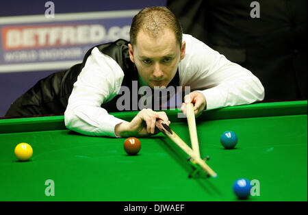 Avril 21, 2010 - Sheffield, Angleterre - 21 avril 2010 : Graeme Dott de l'Écosse en action contre Peter Ebdon de l'Angleterre, pendant le 1er tour de l'Betfred Championnats du monde de snooker au Crucible Theatre de Sheffield, Angleterre. (Crédit Image : © Global/ZUMApress.com) Southcreek Banque D'Images