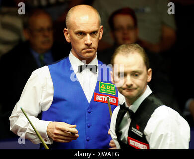 Avril 21, 2010 - Sheffield, Angleterre - 21 avril 2010 : Graeme Dott de l'Ecosse (à droite) en action contre Peter Ebdon de l'Angleterre, pendant le 1er tour de l'Betfred Championnats du monde de snooker au Crucible Theatre de Sheffield, Angleterre. (Crédit Image : © Global/ZUMApress.com) Southcreek Banque D'Images