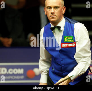 Avril 21, 2010 - Sheffield, Angleterre - 21 avril 2010 : Peter Ebdon d'Angleterre en action contre Graeme Dott de l'Écosse, au cours de la 1re ronde de la Championnats du monde de snooker Betfred au théâtre Crucible à Sheffield, en Angleterre. (Crédit Image : © Global/ZUMApress.com) Southcreek Banque D'Images