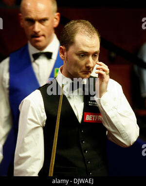 Avril 21, 2010 - Sheffield, Angleterre - 21 avril 2010 : Graeme Dott de l'Écosse (en avant) en action contre Peter Ebdon de l'Angleterre, pendant le 1er tour de l'Betfred Championnats du monde de snooker au Crucible Theatre de Sheffield, Angleterre. (Crédit Image : © Global/ZUMApress.com) Southcreek Banque D'Images