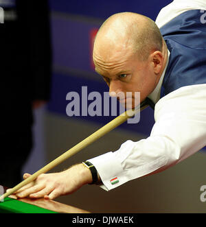 Avril 21, 2010 - Sheffield, Angleterre - 21 avril 2010 : Peter Ebdon d'Angleterre en action contre Graeme Dott de l'Écosse, au cours de la 1re ronde de la Championnats du monde de snooker Betfred au théâtre Crucible à Sheffield, en Angleterre. (Crédit Image : © Global/ZUMApress.com) Southcreek Banque D'Images