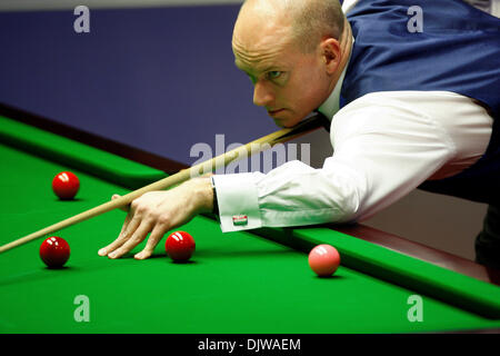 Avril 21, 2010 - Sheffield, Angleterre - 21 avril 2010 : Peter Ebdon d'Angleterre en action contre Graeme Dott de l'Écosse, au cours de la 1re ronde de la Championnats du monde de snooker Betfred au théâtre Crucible à Sheffield, en Angleterre. (Crédit Image : © Global/ZUMApress.com) Southcreek Banque D'Images