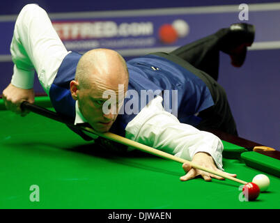 Avril 21, 2010 - Sheffield, Angleterre - 21 avril 2010 : Peter Ebdon d'Angleterre en action contre Graeme Dott de l'Écosse, au cours de la 1re ronde de la Championnats du monde de snooker Betfred au théâtre Crucible à Sheffield, en Angleterre. (Crédit Image : © Global/ZUMApress.com) Southcreek Banque D'Images