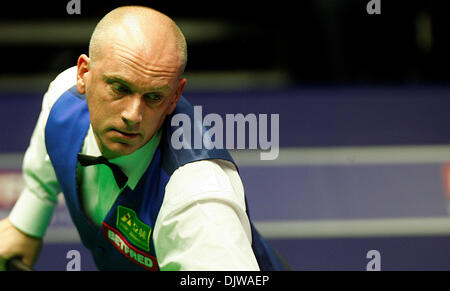 Avril 21, 2010 - Sheffield, Angleterre - 21 avril 2010 : Peter Ebdon d'Angleterre en action contre Graeme Dott de l'Écosse, au cours de la 1re ronde de la Championnats du monde de snooker Betfred au théâtre Crucible à Sheffield, en Angleterre. (Crédit Image : © Global/ZUMApress.com) Southcreek Banque D'Images