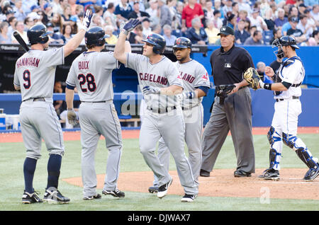 1 juin 2010 - Toronto, Ontario, Canada - les Indians de Cleveland célébrer 2 points comptés. Les Indians de Cleveland de troisième but Jack Hannahan (9) et le voltigeur des Indians de Cleveland Travis Buck (28) haute cinq Indians de Cleveland joueur Matt LaPorta (7) et les Indians de Cleveland Catcher Carlos Santana (41). Les Indians de Cleveland jouent les Blue Jays de Toronto au Centre Rogers, Toron Banque D'Images