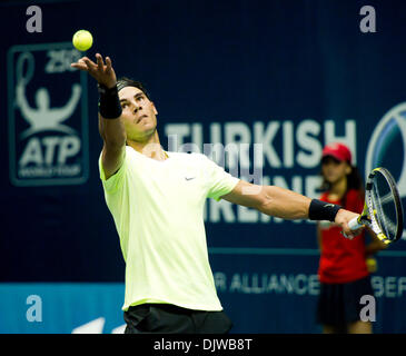 Le 1er octobre 2010 - Bangkok, Thaïlande - RAFAEL NADAL sert d'Espagne contre Mikhail Kukushkin du Kazakhstan au cours de son quart de finale au jour septième de la Thaïlande 2010 Tournoi de tennis ATP match à Impact Arena. (Crédit Image : © Wongrat ZUMApress.com) Natthawat/ Banque D'Images