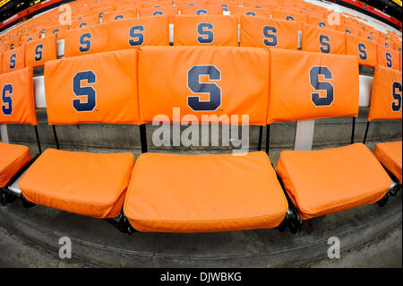 Syracuse, New York, USA. 30Th Nov, 2013. 30 novembre 2013 : vue générale de housses de siège avant d'un NCAA Football match entre le Boston College Eagles et le Syracuse Orange à la Carrier Dome à Syracuse, New York. Barnes riche/CSM/Alamy Live News Banque D'Images