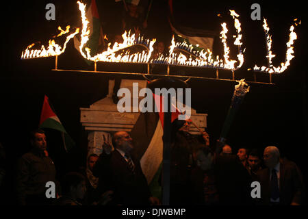 Gaza, Territoires Palestiniens, . 30Th Nov, 2013. Les Palestiniens s'enflammer une lampe de lecture en arabe ''Non à l'état de siège'' pendant un rassemblement pour protester contre le siège israélien de la bande de Gaza le 30 novembre 2013 à la ville de Gaza.Photo : Moemen Faiz/NurPhoto NurPhoto © Moemen Faiz/ZUMAPRESS.com/Alamy/Live News Banque D'Images