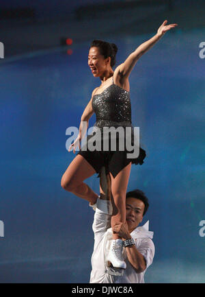 Oct 02, 2010 - Los Angeles, Californie, États-Unis - Les patineurs SHEN XUE et ZHAO HONGBO de Chine effectuer pendant les '2010 tous que la raie' ice show à Staples Center de Los Angeles, Californie, le 2 octobre 2010. (Crédit Image : © Chiu/ZUMApress.com) Ringo Banque D'Images