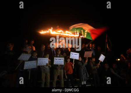 Gaza, Territoires Palestiniens, . 30Th Nov, 2013. Les Palestiniens s'enflammer une lampe de lecture en arabe ''Non à l'état de siège'' pendant un rassemblement pour protester contre le siège israélien de la bande de Gaza le 30 novembre 2013 à la ville de Gaza.Photo : Moemen Faiz/NurPhoto NurPhoto © Moemen Faiz/ZUMAPRESS.com/Alamy/Live News Banque D'Images