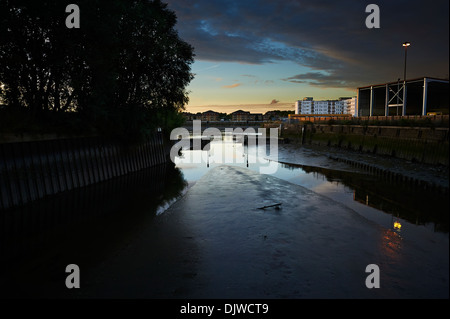 La rivière Wandle au coucher du soleil et la Tamise Banque D'Images