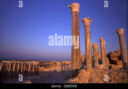 Théâtre, Leptis Magna, au coucher du soleil. La Libye Banque D'Images