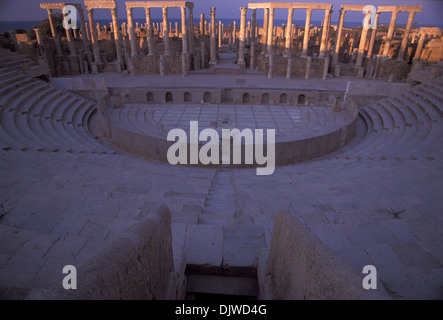 Théâtre, Leptis Magna, au coucher du soleil. La Libye Banque D'Images