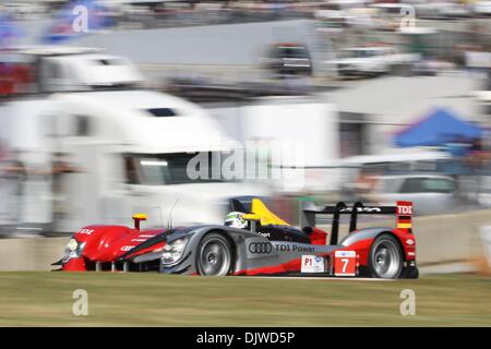 Le 2 octobre 2010 - Braselton, Géorgie, USA - La # 7 Audi Sport Team Joest Audi R15 a terminé 3ème dans la catégorie P1 dans le 2010 13e édition de Petit Le Mans à Road Atlanta. Pilotes pour Audi Sport Team Joest sont Rinaldo Capello, Tom Kristensen et Allan McNish. (Crédit Image : © Everett Davis/ZUMApress.com) Southcreek/mondial Banque D'Images