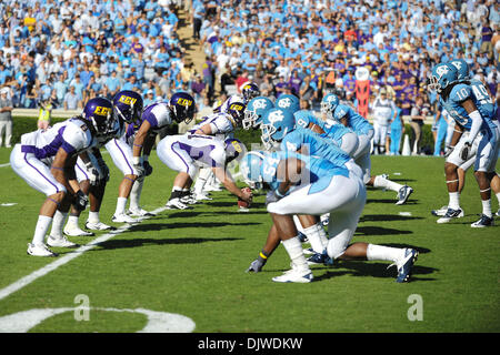Le 2 octobre 2010 - Chapel Hill, North Carolina, United States of America - North Carolina obtenir fixé à la ligne au stade de Kenan à Chapel Hill en Caroline du Nord. Caroline du Nord La Caroline de défaites 42-17 (crédit Image : © Anthony Barham/global/ZUMApress.com) Southcreek Banque D'Images