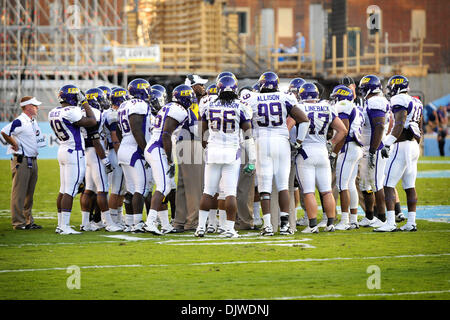Le 2 octobre 2010 - Chapel Hill, North Carolina, United States of America - East Carolina jusqu'au stade de Kenan conciliabules à Chapel Hill en Caroline du Nord. Caroline du Nord La Caroline de défaites 42-17 (crédit Image : © Anthony Barham/global/ZUMApress.com) Southcreek Banque D'Images