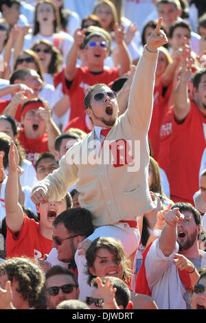 Le 2 octobre 2010 - Piscataway, New Jersey, United States of America - Scarlet Knight fans à la Rutgers Stadium à New Brunswick dans le New Jersey vient de Tulane derrière pour faire échec à la Rutgers 17-13. (Crédit Image : © Brooks Van Arx/global/ZUMApress.com) Southcreek Banque D'Images