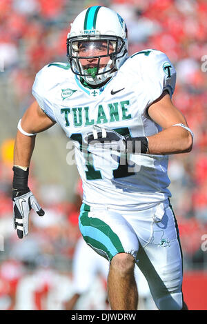 Le 2 octobre 2010 - Piscataway, New Jersey, United States of America - Tulane Green Wave coffre Alex Lauricella (17) dans l'action Big East à Rutgers Stadium à New Brunswick dans le New Jersey vient de Tulane derrière pour faire échec à la Rutgers 17-13. (Crédit Image : © Brooks Van Arx/global/ZUMApress.com) Southcreek Banque D'Images