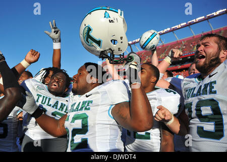 Le 2 octobre 2010 - Piscataway, New Jersey, United States of America - Tulane Green Wave joueurs célébrer à la Rutgers Stadium à New Brunswick dans le New Jersey vient de Tulane derrière pour faire échec à la Rutgers 17-13. (Crédit Image : © Brooks Van Arx/global/ZUMApress.com) Southcreek Banque D'Images