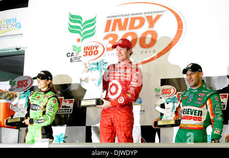 Le 2 octobre 2010 - Miami, Floride, États-Unis d'Amérique - #  9 Scott Dixon célèbre sa victoire sur le podium avec la deuxième place # 7 Danica Patrick et troisième place # 11 Cafe Tony Kanaan pendant la Do Brasil Indy 300 IRL course à Homestead-Miami Speedway à Miami. (Crédit Image : © Brad Barr/ZUMApress.com) Southcreek/mondial Banque D'Images